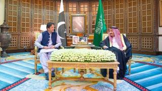 العاهل السعودي يناقش عدد من الملفات مع رئيس الحكومة الباكستانية
