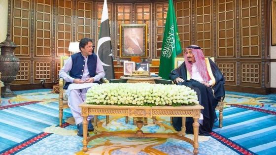 العاهل السعودي يناقش عدد من الملفات مع رئيس الحكومة الباكستانية